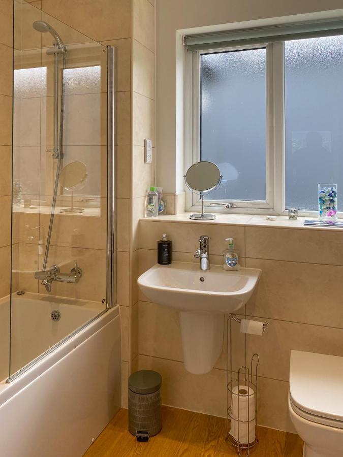 Beautiful, Contemporary 3 Bedroom Apartment Bath Eksteriør bilde