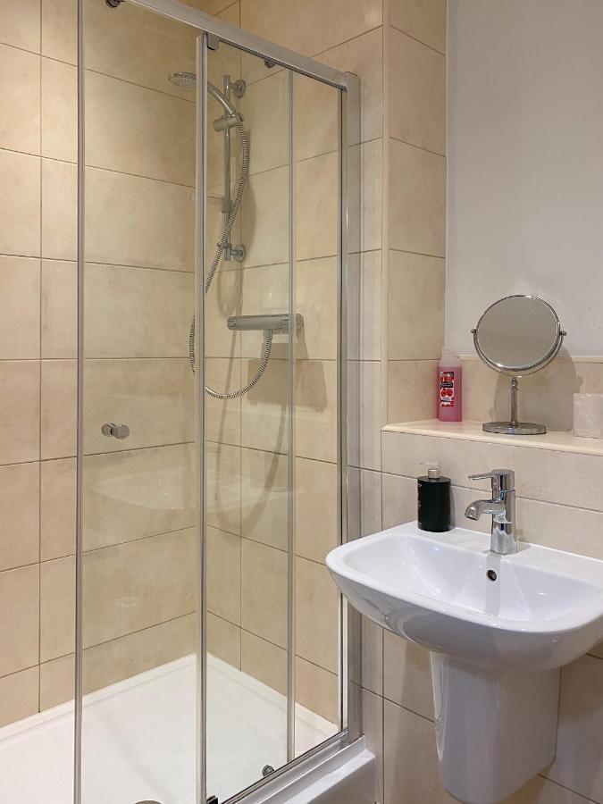 Beautiful, Contemporary 3 Bedroom Apartment Bath Eksteriør bilde